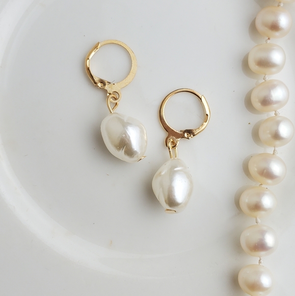 💫5/$25 Danty Pearl Huggie earrings - Picture 5 of 5